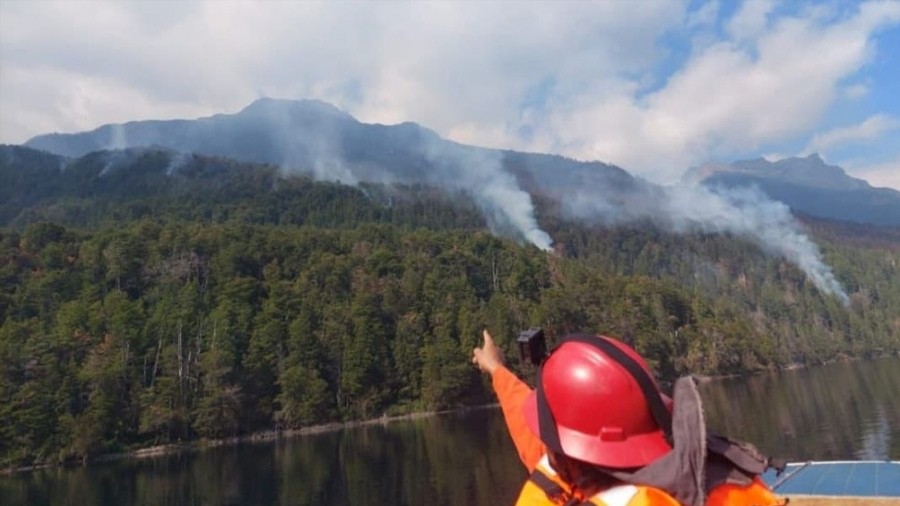 Siguen combatiendo incendios forestales en la Patagonia y Nación envía más recursos