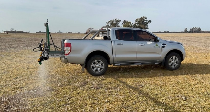 Innovación argentina: padre e hijo productores idearon una pulverizadora que se monta en la pick up