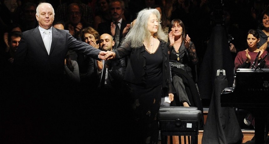 Baremboim y Argerich fueron distinguidos en París con la Legión de Honor