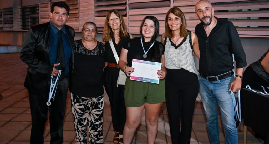 En el CUT, el Municipio acompañó la entrega de títulos del programa FinES a estudiantes de Tigre